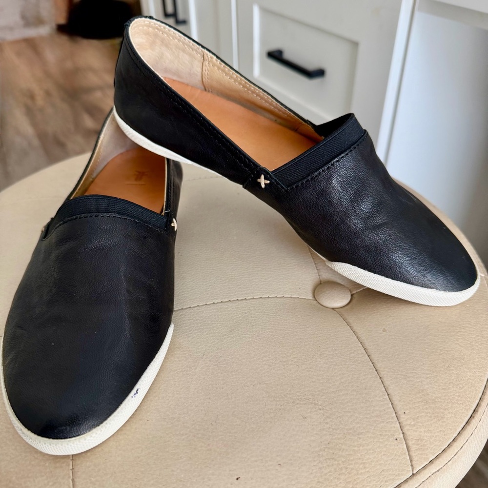 Black Leather FRYE Slip-On Loafers Pullon Flats with White Soles